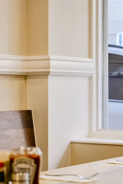 클래식 몰딩이 돋보이는 카페 인테리어 디테일